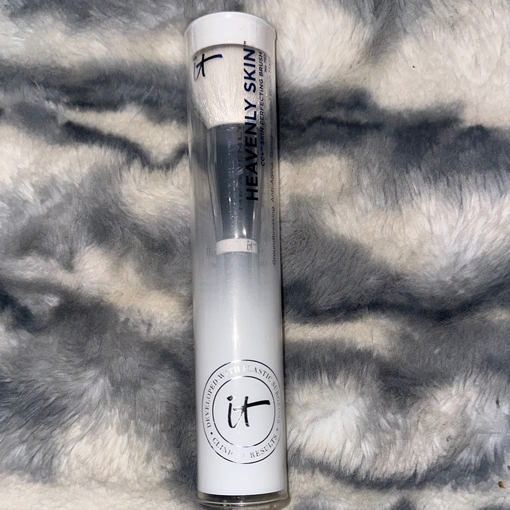 it Cosmetics Heavenly Skin Perfecting Brush No 702 - Brand New 🤍